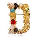 Elegante broche de letra D dorada con perlas, cristales rojos y flores de esmalte - Letra D