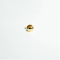 Ear cuff sferico dorato minimalista con finitura metallica lucida su sfondo bianco - Piccolo (11mm) / Oro Piccolo
