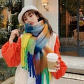 Sciarpa a quadri color arcobaleno con frange spesse indossata da una modella al caffè - N. 1 Quadri Blu Verde