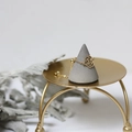 Nahaufnahme des goldenen Kamelienblüten-Kettenrings auf Display mit verstellbarer Kette - Verstellbarer Kordelzug / Kamelie