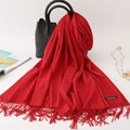 Sciarpa rossa classica effetto cashmere con frange drappeggiata su una borsa - 200*70cm / Rosso