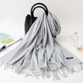 Sciarpa invernale grigio chiaro tipo cashmere con frange drappeggiata su borsa in pelle - 200*70cm / Grigio chiaro