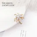 Elegante spilla a palma dorata con cristalli chiari e perle, misura 2,6cm x 2,2cm - Palma da cocco con strass