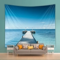 Dettaglio di arazzo nordico con paesaggio oceanico e molo in legno sopra un divano - 73X95CM / Ponte dell'Oceano Blu