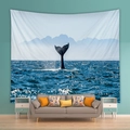 Arazzo nordico con coda di balena e oceano sopra un divano grigio moderno in camera - 73X95CM / Paesaggio di Balena Blu