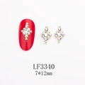 Détails du bijou d'ongles losange LF3340 sur une manucure rouge festive de mariée - Style Losange Superposé Diamant Carré AB Base Or (LF3340)