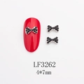 Détail de bijoux d'ongles nœuds noirs de 4x7mm avec perles sur ongles rouges - Base Argentée Strass Noir (LF3262)