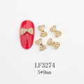 Gros plan de bijoux d'ongles en forme de nœud doré avec strass irisés et taille 5x9mm - Base Dorée Strass AB (LF3274)