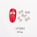 Vue macro détaillée de bijoux d'ongles nœuds 4x7mm avec strass AB sur ongles rouges - Base Argentée Strass AB (LF3264)