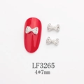 Détail du bijou d'ongle nœud 4x7mm avec perles et strass sur un modèle d'ongle rouge vif - Base Argentée Perle Strass Blanc (LF3265)