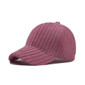 Primer plano de gorra de béisbol de pana rosa con rayas verticales y textura suave - Ajustable / Pana rosa