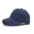 Detalle de la textura de pana gruesa y la visera azul marino de la gorra de béisbol - Ajustable / Pana Azul Marino