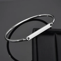 Bracelet jonc en métal argenté poli avec plaque rectangulaire sur boîte à bijoux - Couleur Acier