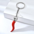 Dettaglio macro del portachiavi a cornetto rosso con corona d'argento su base bianca - Peperoncino Taglia Piccola 6# 18g