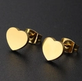 Boucles d'oreilles minimalistes en forme de cœur dorées en acier inoxydable sur fond noir - Boucles d'oreilles clous / Or
