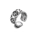 Detalle macro de anillo de plata vintage con grabado S925 y relieve de flores cruzadas - Cruz B
