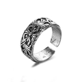 Primer plano de anillo ajustable plateado vintage con grabados florales tallados - Cruz C