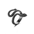 Primer plano detallado de un anillo de serpiente negro punk con texturas de escamas - Serpiente D