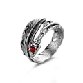 Detalle del anillo de pluma plateado vintage con gema roja y textura grabada - Pluma de Flecha
