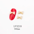 Vue macro de nœuds en perles de 9x6mm sur base métallique dorée pour nail art - Nœud Doré Entièrement de Perles (LF3218)