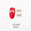 Détail de bijoux d'ongles nœud rouge avec strass et perles sur ongle rouge, 9x6mm - Nœud Doré avec Strass Blancs (LF3207)