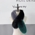 Écharpe de luxe en fausse fourrure tricolore gris noir et vert foncé sur un mannequin - Noir Color Block