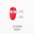Détail macro de charmes pour ongles en forme de nœud avec perles et cristaux brillants - Nœud Argenté Tissé de Perles (LF3230)