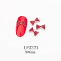 Détail macro de breloques nœud rouge pour nail art avec strass sur fond blanc - Nœud Argenté Entièrement Sertis de Strass Rouges (LF3221)