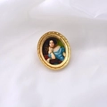 Détail d'une broche baroque ovale avec portrait de dame en peinture à l'huile Renaissance - Portrait de dame en bleu - Ovale