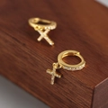 S925 Sterling Silber vergoldete Huggie Creolen mit funkelndem Kreuzanhänger - Gold