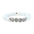 Dettaglio del bracciale con pietre di luna azzurre, grigie e distanziatori in metallo argento - Stile Blu Chiaro (BC273-5)