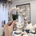 Beige velvet headband featuring large white pearls in a wide-brimmed Queen-style design - Beige