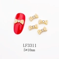 Ciondoli unghie a fiocco dorato 5x10mm con perle e strass su manicure rossa - Stile Perla Con Strass Base Dorata (3311)