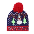Détail du bonnet de Noël bleu en maille avec motif bonhomme de neige et pompon rouge - Canne en Sucre de Noël