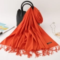 Sciarpa arancione acceso effetto cashmere con frange drappeggiata su una borsa nera - 200*70cm / Arancio Vermiglio