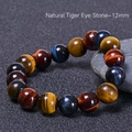 Detalle macro de la pulsera de ojo de tigre natural de 12mm con cuentas azules, amarillas y rojas - 12mm