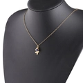 Collana zodiacale dorata con pendente simbolo femminile e pietra blu su bustino nero - Sagittario