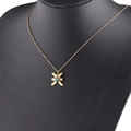 Collana Pesci dorata con pietra portafortuna blu presentata su un manichino nero - Pesci