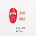 Détail du bijou d'ongle nœud en perle rose avec base dorée sur ongle rouge - Base Dorée Émail Rose (LF3258)