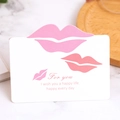 Carte de vœux en forme de lèvres avec empreintes roses pour messages spéciaux - Lèvres de Baiser