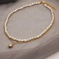 Collana a due strati con perle barocche, catena dorata e ciondolo lavanda - Collana