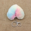 Porte-clés cœur en peluche arc-en-ciel avec mousqueton argenté sur fond lin - Coloré