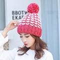 Berretto in maglia rosa e bianco con motivo a cuore e grande pompon invernale - Taglia unica / Rosa Rosso