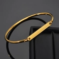 Détail du bracelet jonc plaqué or poli avec une plaque rectangulaire à graver personnalisée - Doré