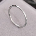 Anillo minimalista ultrafino de acero de titanio con acabado plateado liso sobre terciopelo - US 3 / Color Acero