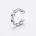 Vista macro dell'ear cuff a C con zircone blu, dimensioni 12 mm per 12 mm - Zircone Celeste Placcato Rodio