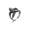 Detalle del anillo con forma de estrella de mar con acabado y textura de plata vieja - Estrella de mar