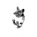 Detalle de anillo de Bulldog Francés en plata antigua con texturas de metal punk - Cerdo