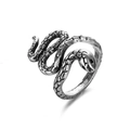 Detalle de anillo de serpiente plateado vintage con escamas y acabado de metal oxidado - Serpiente B