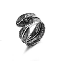 Detalle macro de un anillo de pluma en plata antigua con cruz central y diseño abierto - Pluma A